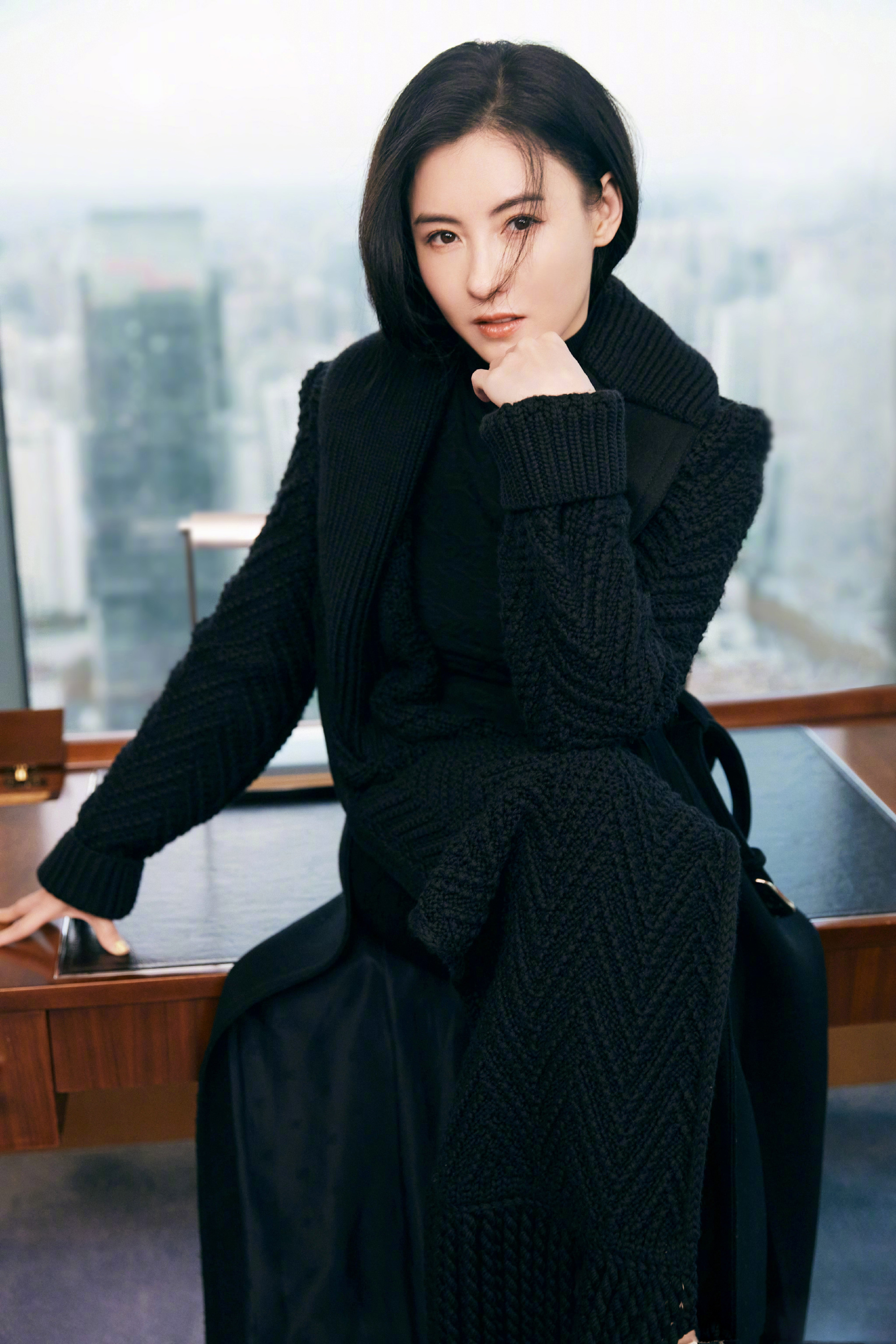 张柏芝最新写真大片释出,以少见的伪短发造型出镜__财经头条