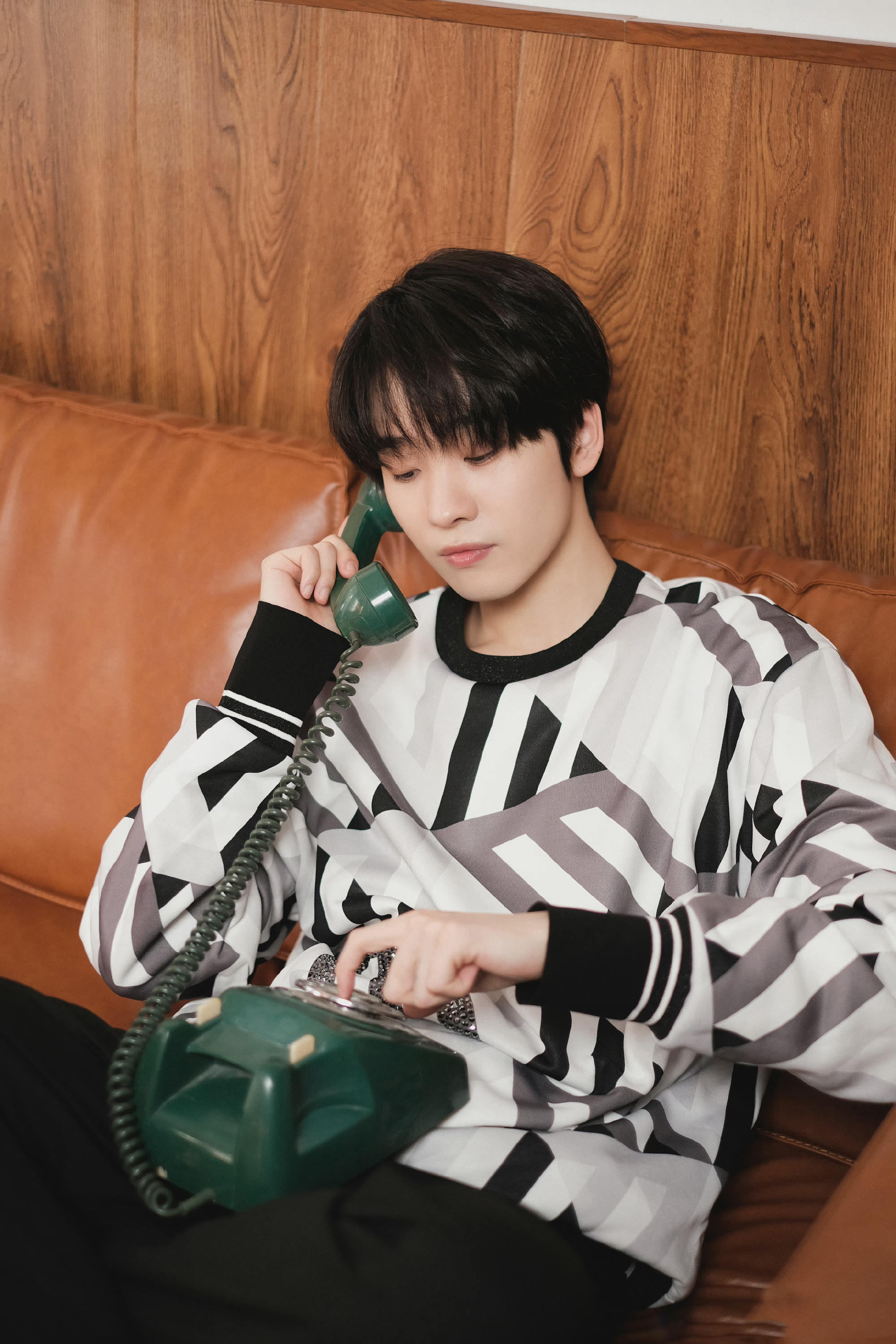 连淮伟身穿黑白印花卫衣搭配黑色休闲裤,慵懒简约_高清图集_新浪网