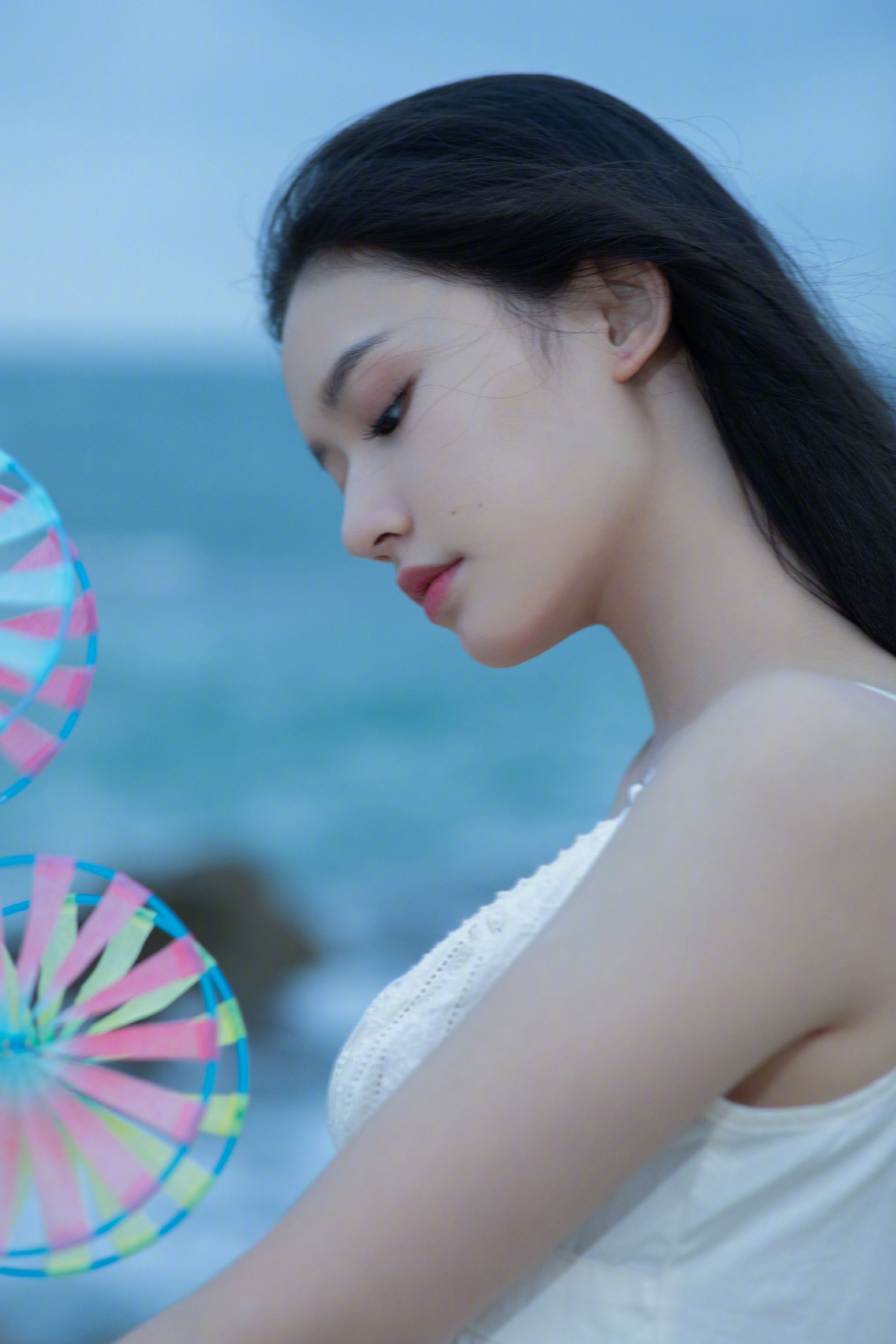 林允是仙女吧穿吊带裙置身海边清纯无辜26岁美成了一幅画