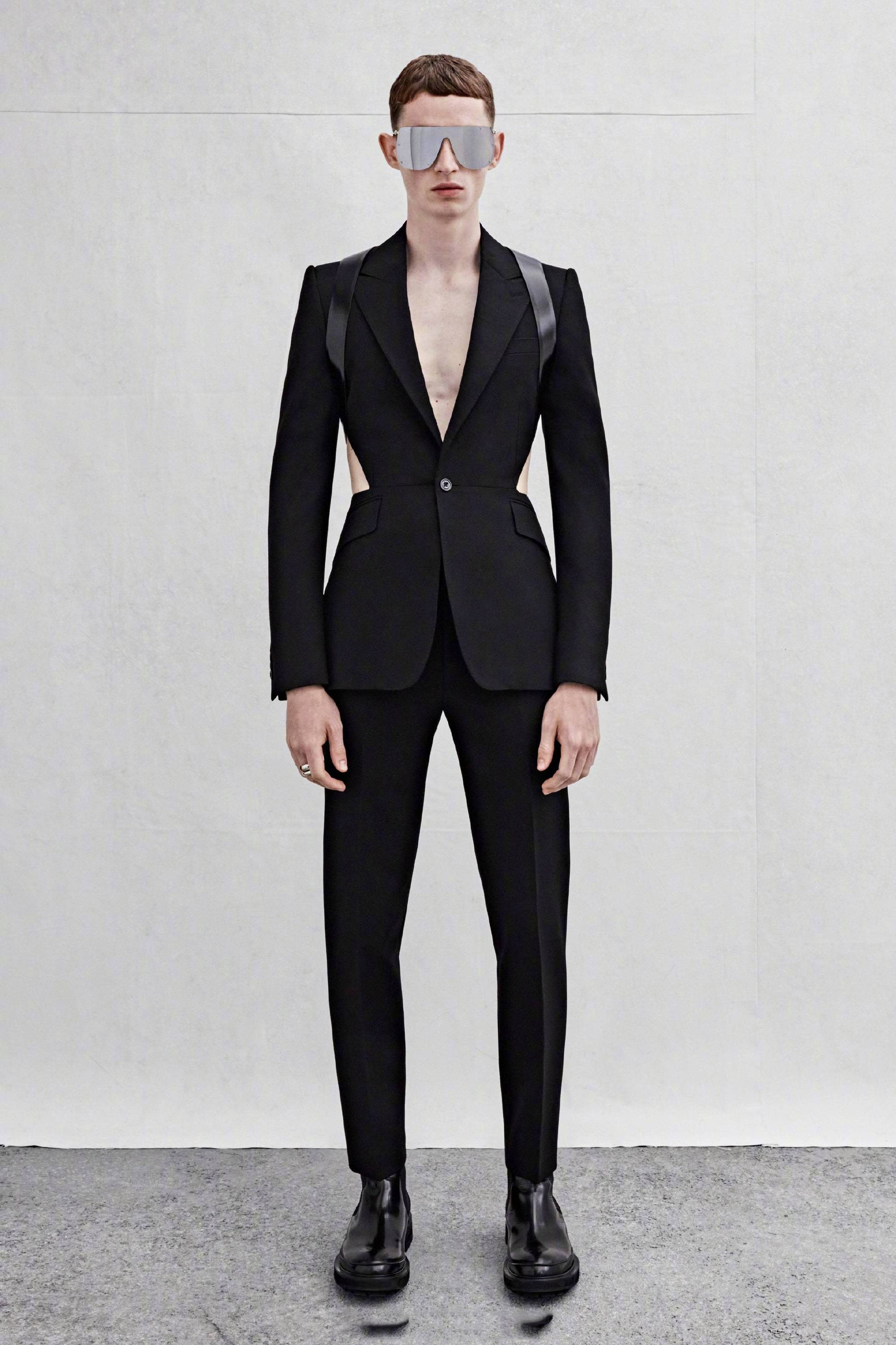 张新成演绎alexander mcqueen 2023春夏系列腰部侧露