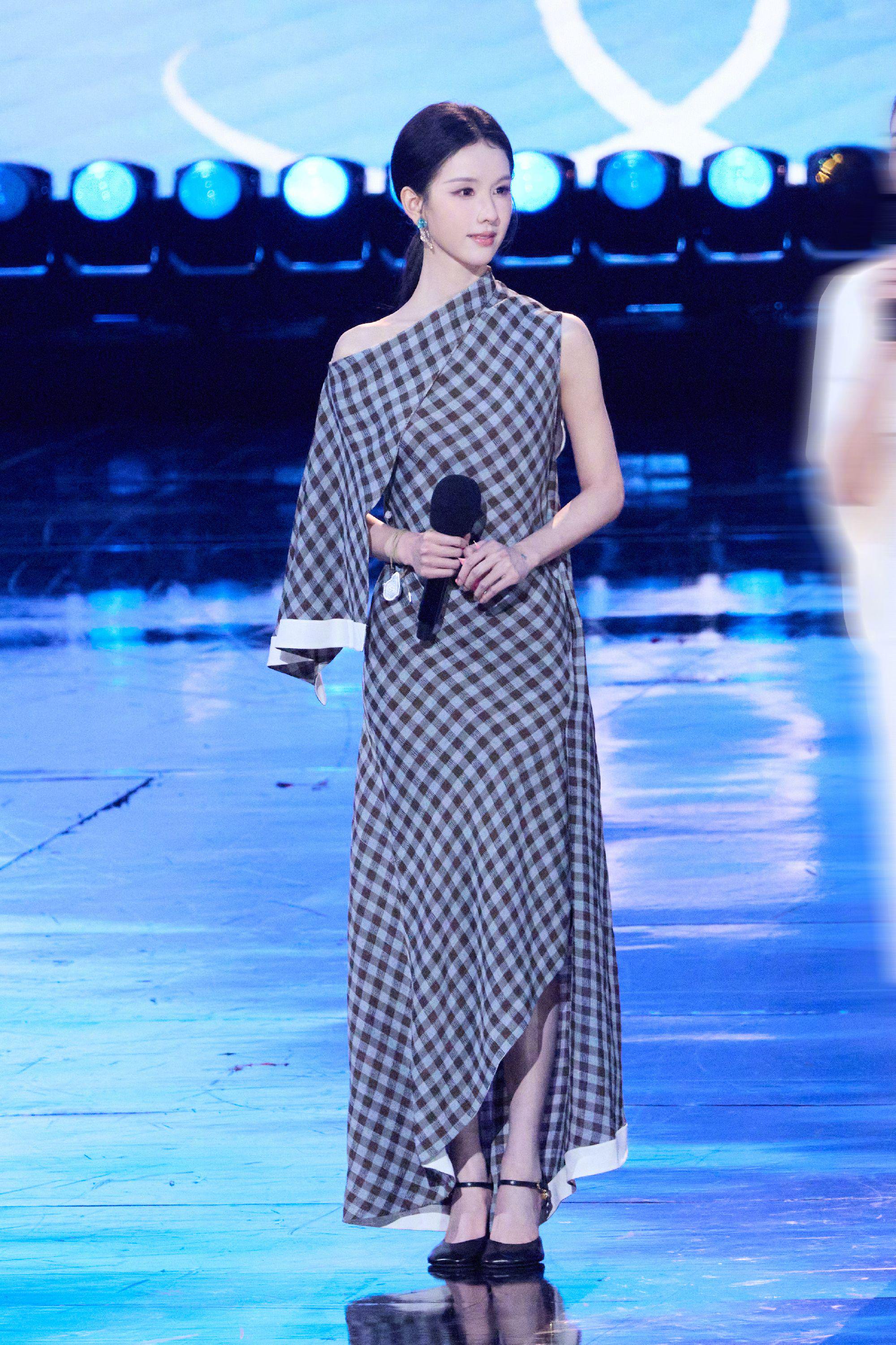 LOEWE罗意威品牌大使陈都灵身着2026早秋系列亮相