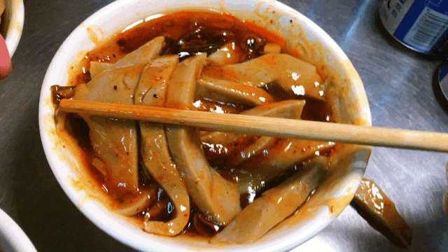 太原最出名的灌肠店,卤汁一绝放点辣椒更是爽口,一天能卖上千碗