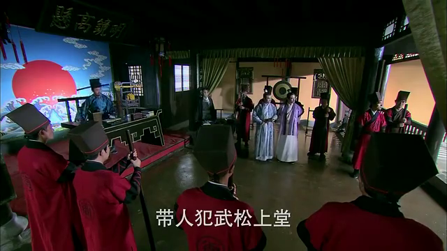 孙二娘击飞衙役打上公堂救武松,武松竟以死相逼撵她走