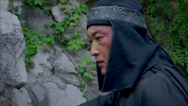 铁虎还想就鳌拜,怎料多隆直接拿出霸王弓,直接射的他们屁滚尿流