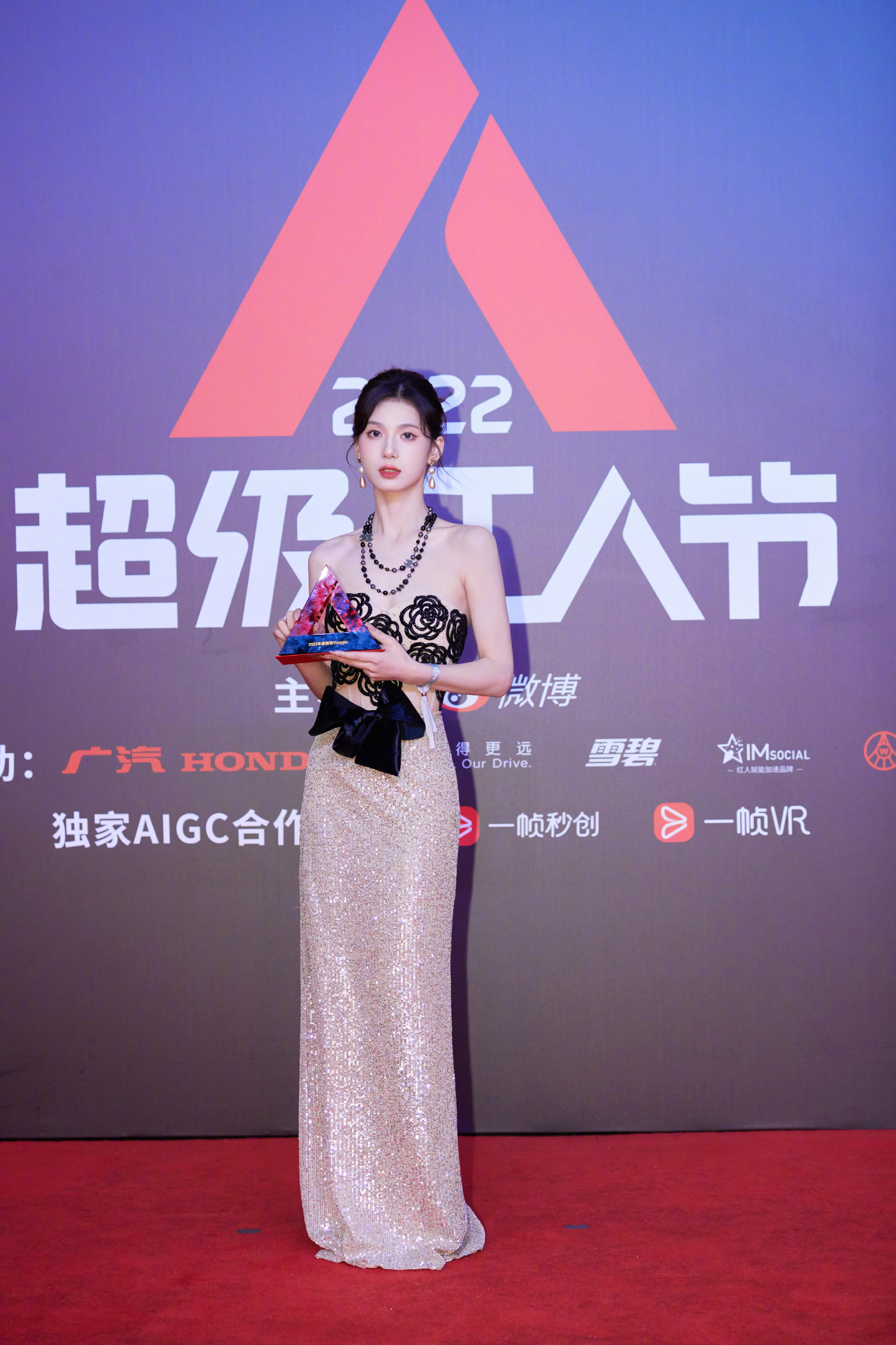 周小仙超级红人节的第二套造型来啦~不同于第一套纯白纱裙__财经头条