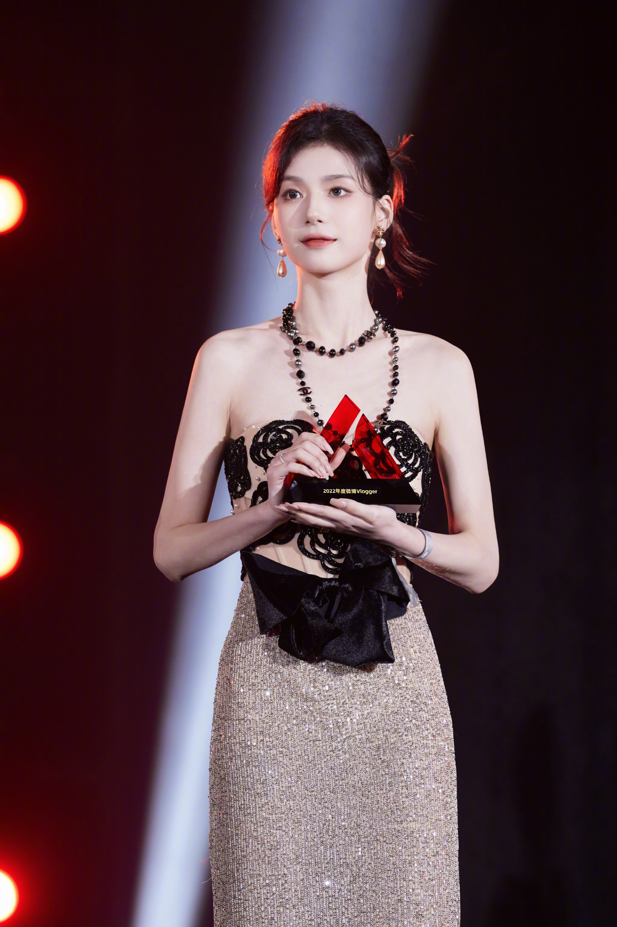 周小仙超级红人节的第二套造型来啦~不同于第一套纯白纱裙__财经头条