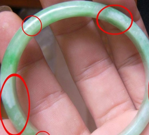 不知该怎么鉴别翡翠手镯真假用小刀划出假翡翠