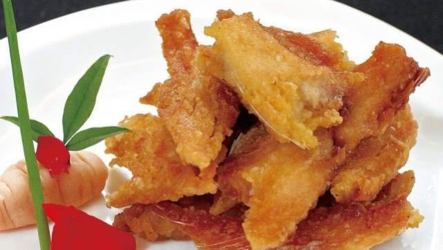 炸鱼块之前多加一个步骤鱼块吃起来更嫩而且还不腥