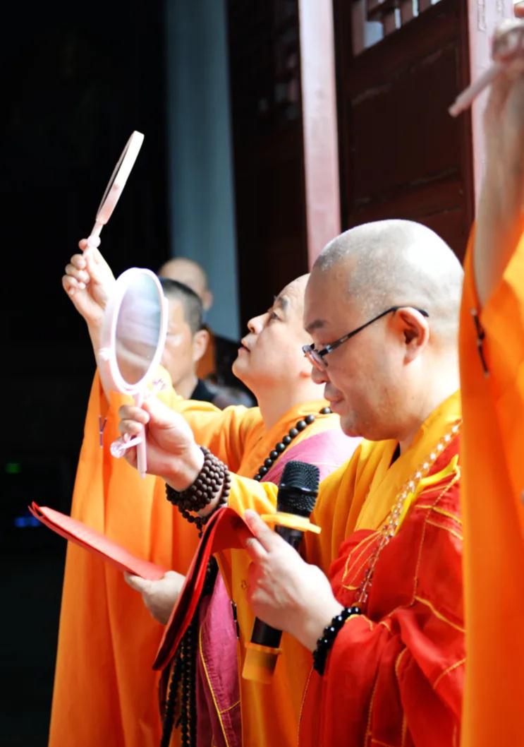 寺的僧人和居士们3点多起来了,斋天,为早晨来的信众准备早餐,然后开光