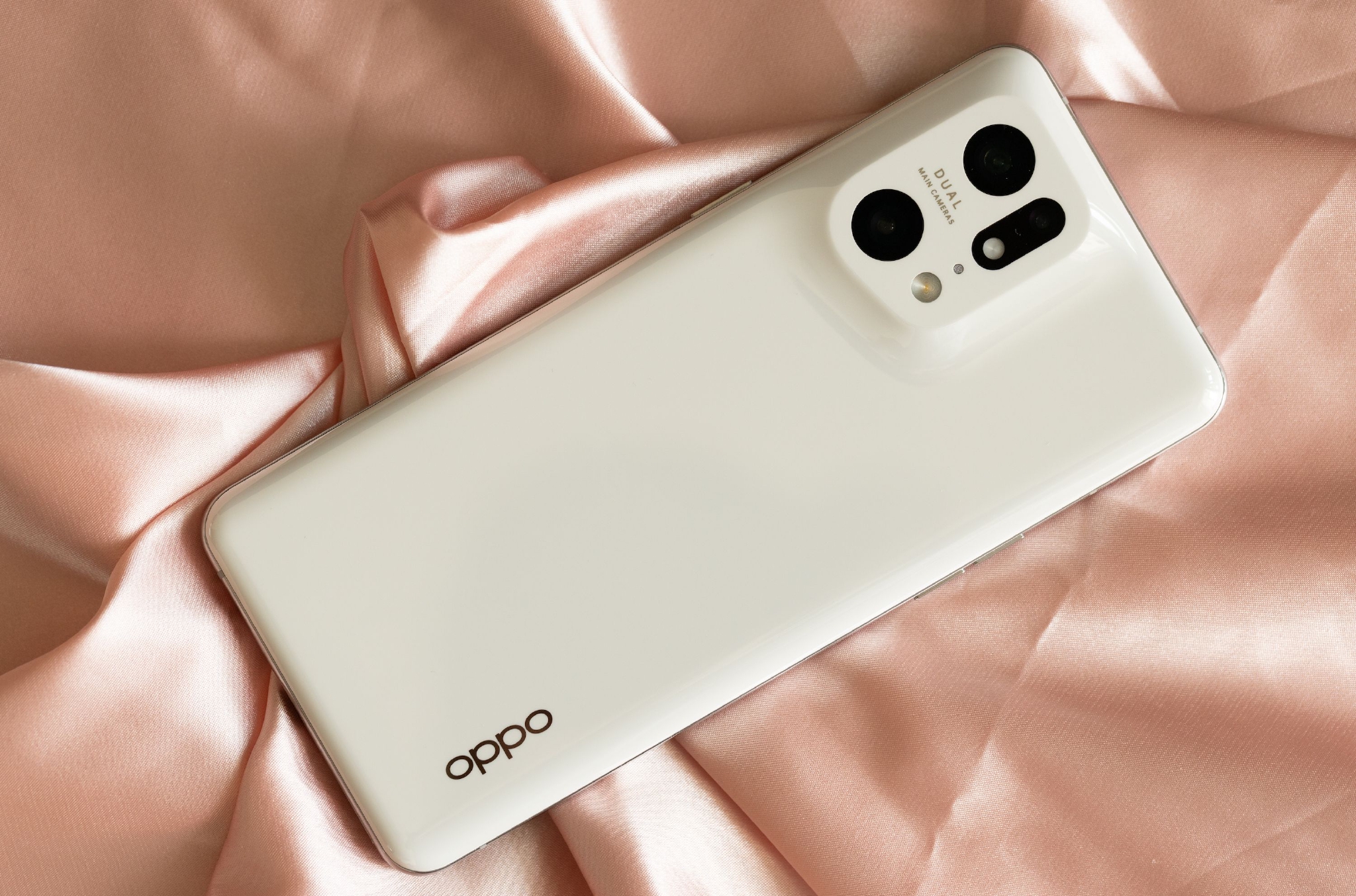OPPO Find X5 Pro颜值出众，性能一般的天玑9000机__财经头条