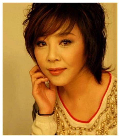 成名整容,男友骗财,未婚产子,单亲妈妈衡越是个有故事的女同学