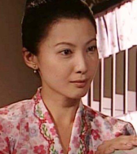 1/ 8最近的电视剧《小娘惹》也算是最近的收视冠军了,其实这部剧以前