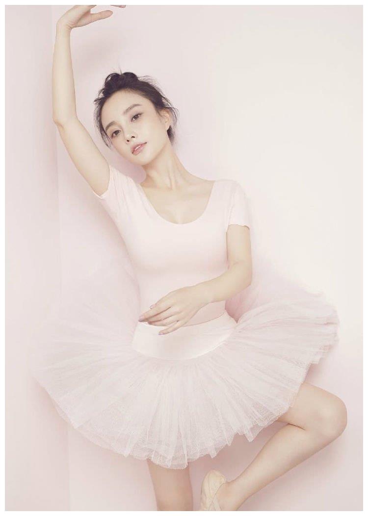 李小璐拍杂志,芭蕾舞造型清纯动人,网友:还是很漂亮!