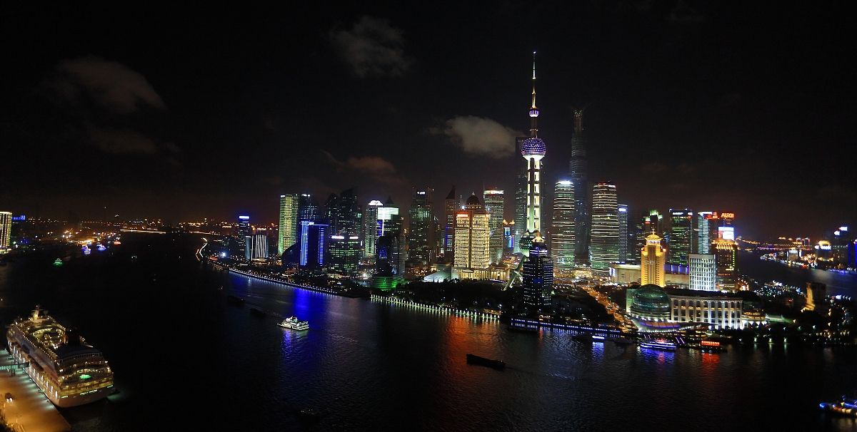 中国的魔都:上海,经济繁荣昌盛,既有高楼耸立,还有江南古镇