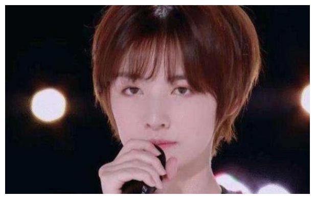 难怪觉得赵粤眼熟当年快本给鞠婧祎伴舞的竟是她恕我眼拙