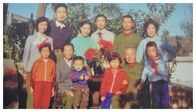 粟惠宁也跟着父母,看望张伯母,粟裕望着病重的张茜,说:"小鲁的事情你