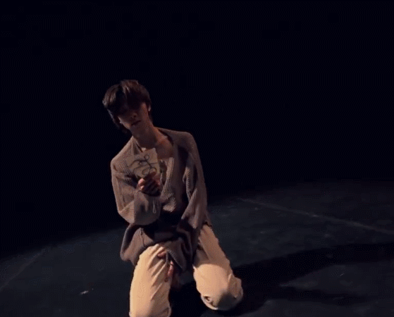 看徐明浩跳现代舞简直是双向沉浸式的视觉盛宴