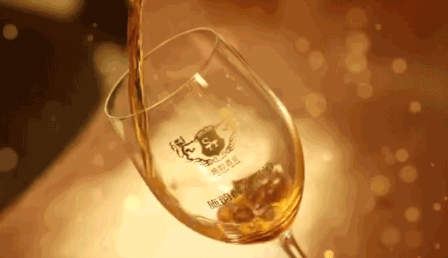 生活小技巧:酒桌上的倒酒技巧,优雅大方还不失礼!|醒酒|瓶口|餐巾_新浪新闻