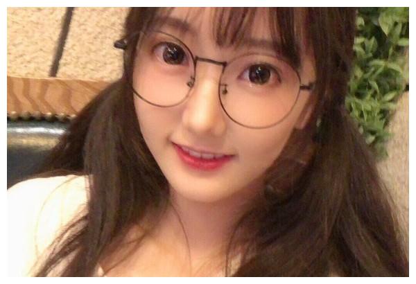 在网友们爆料出的图片中,瓜妹一改往日形象,变得非