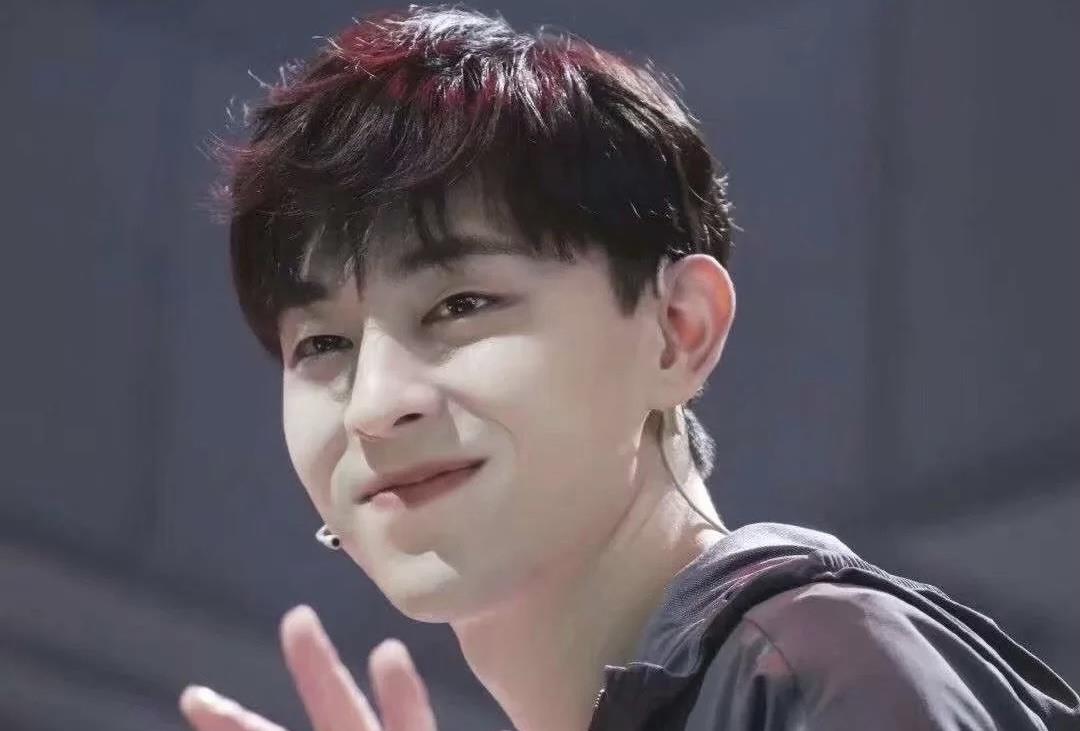 我一直觉得邓伦的嘴巴是挺好玩的,他的嘴唇是比较厚的,给人一种比较