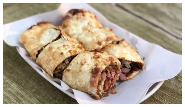 西安很隐蔽的熏酱大饼一个大饼里卷2两肉用果木和茶叶熏肉