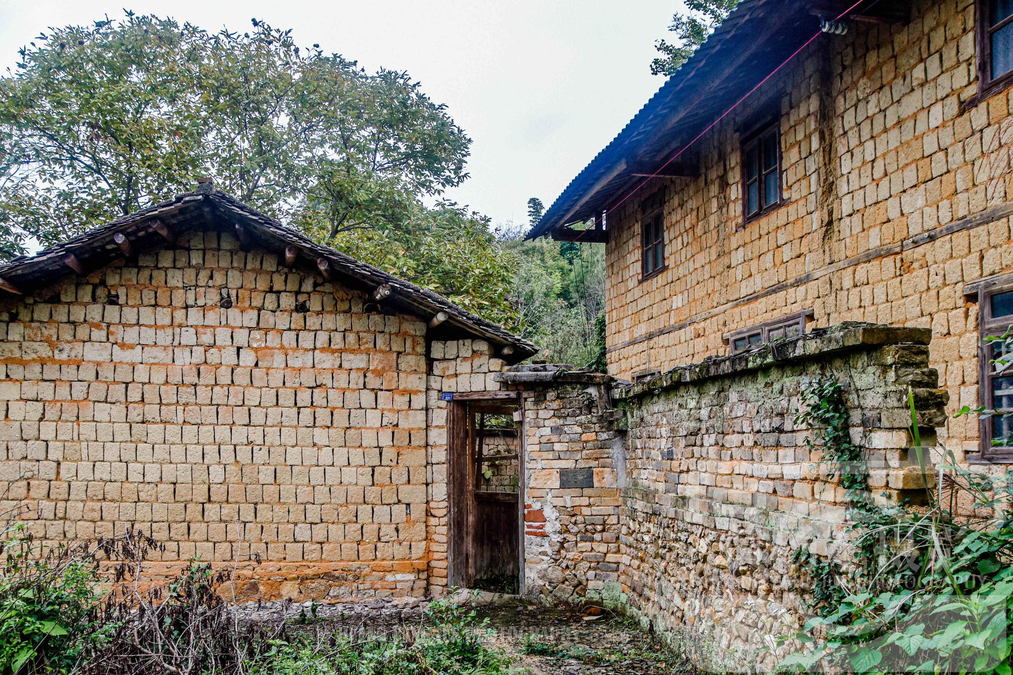 广东南雄市新圩村故乡的原风景,老旧的房屋熟悉的乡村景色很亲切
