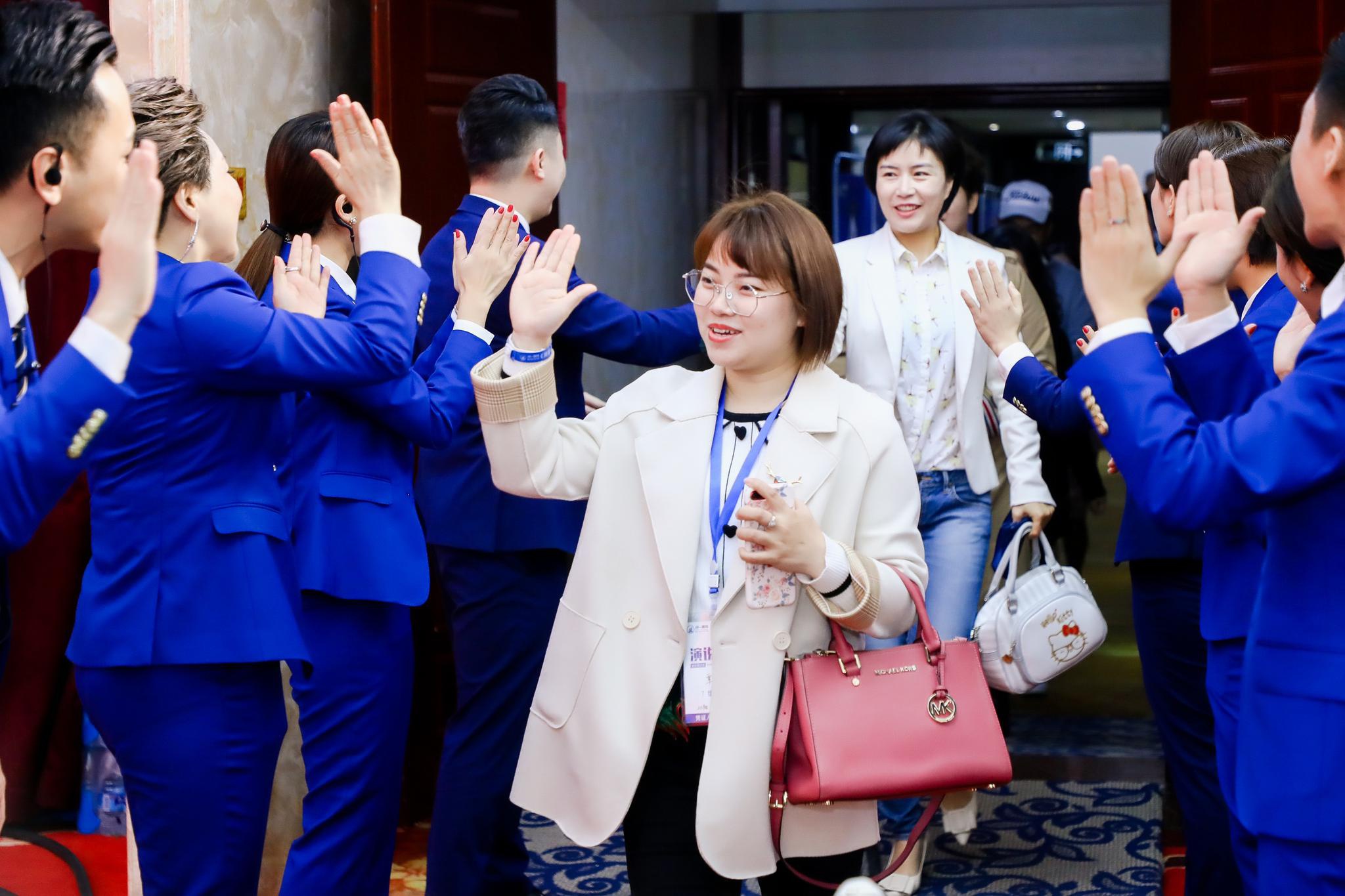 初次见客户没话可聊?学会这几个要点,与谁都能畅聊!