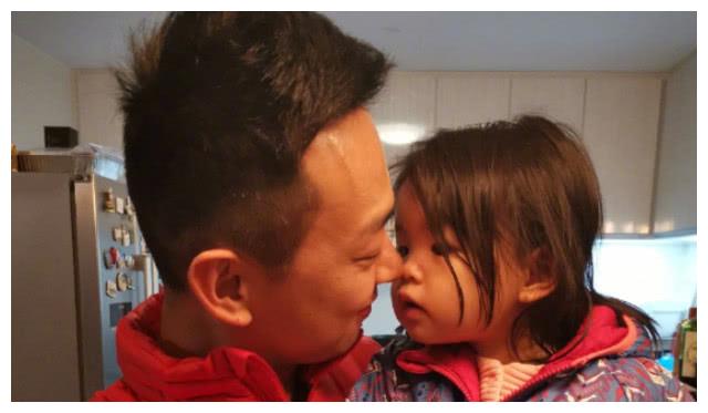 正文  他的妻子是骆保雯,据说是应采儿的助手.