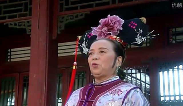 除此之外,容嬷嬷还有几件比较常穿的衣服,比如她教小燕子学规矩时穿的
