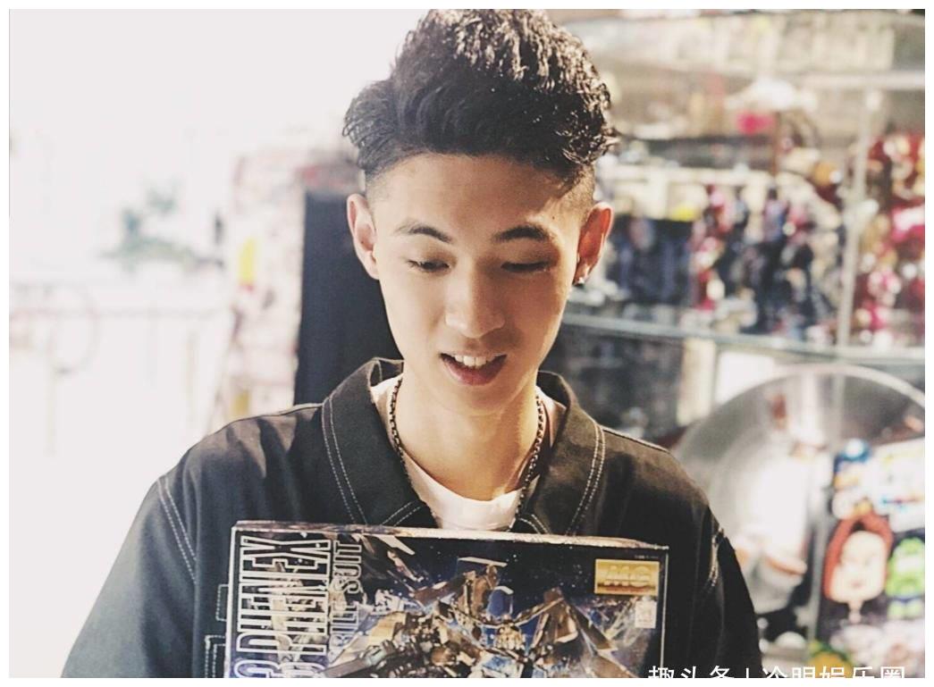 秦霄贤登准一线杂志封面,发型却被吐槽,外形酷似王宁