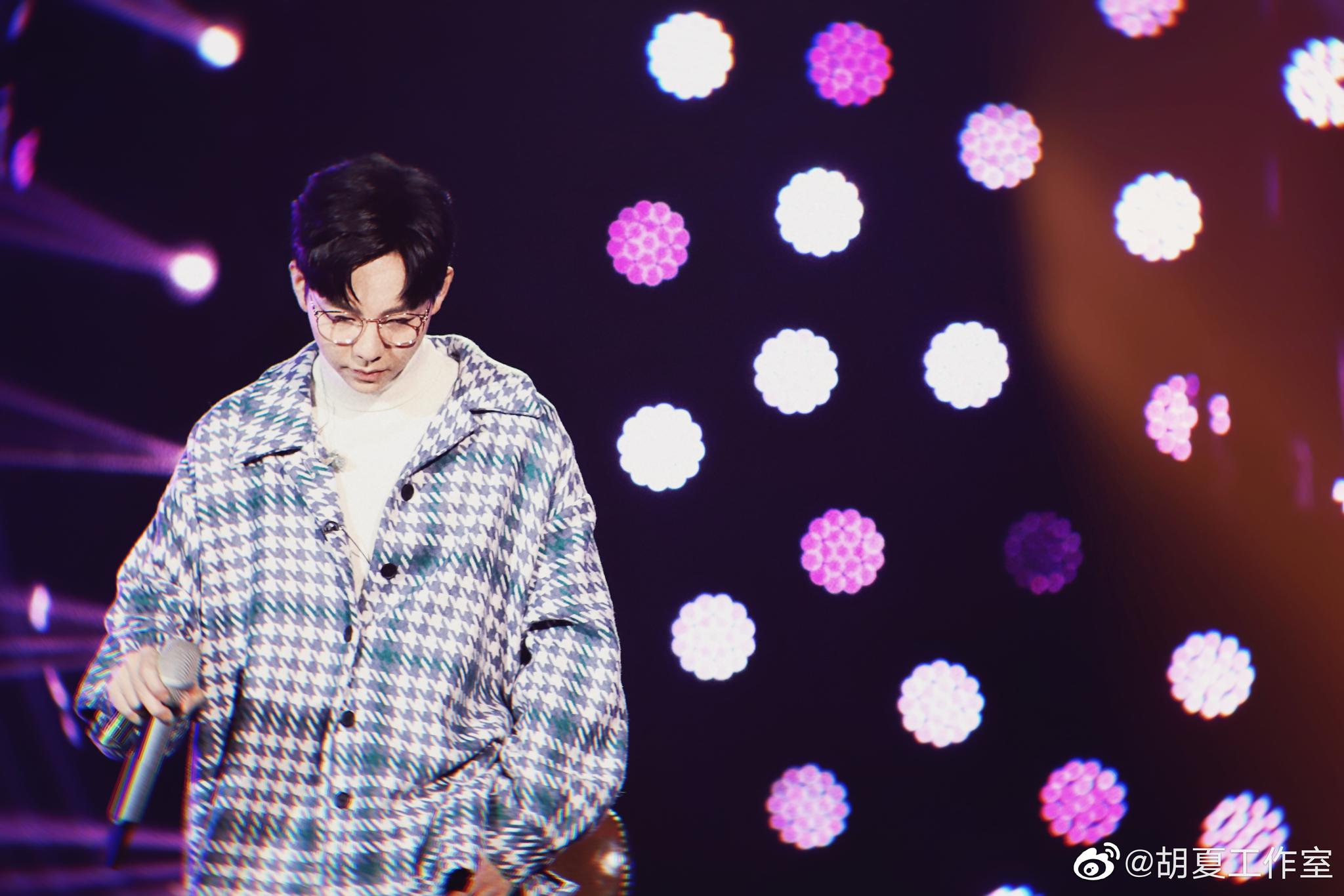 百科上说,创作者叫张子石,原本是才华横溢的乐器行老板,为了圆美国梦