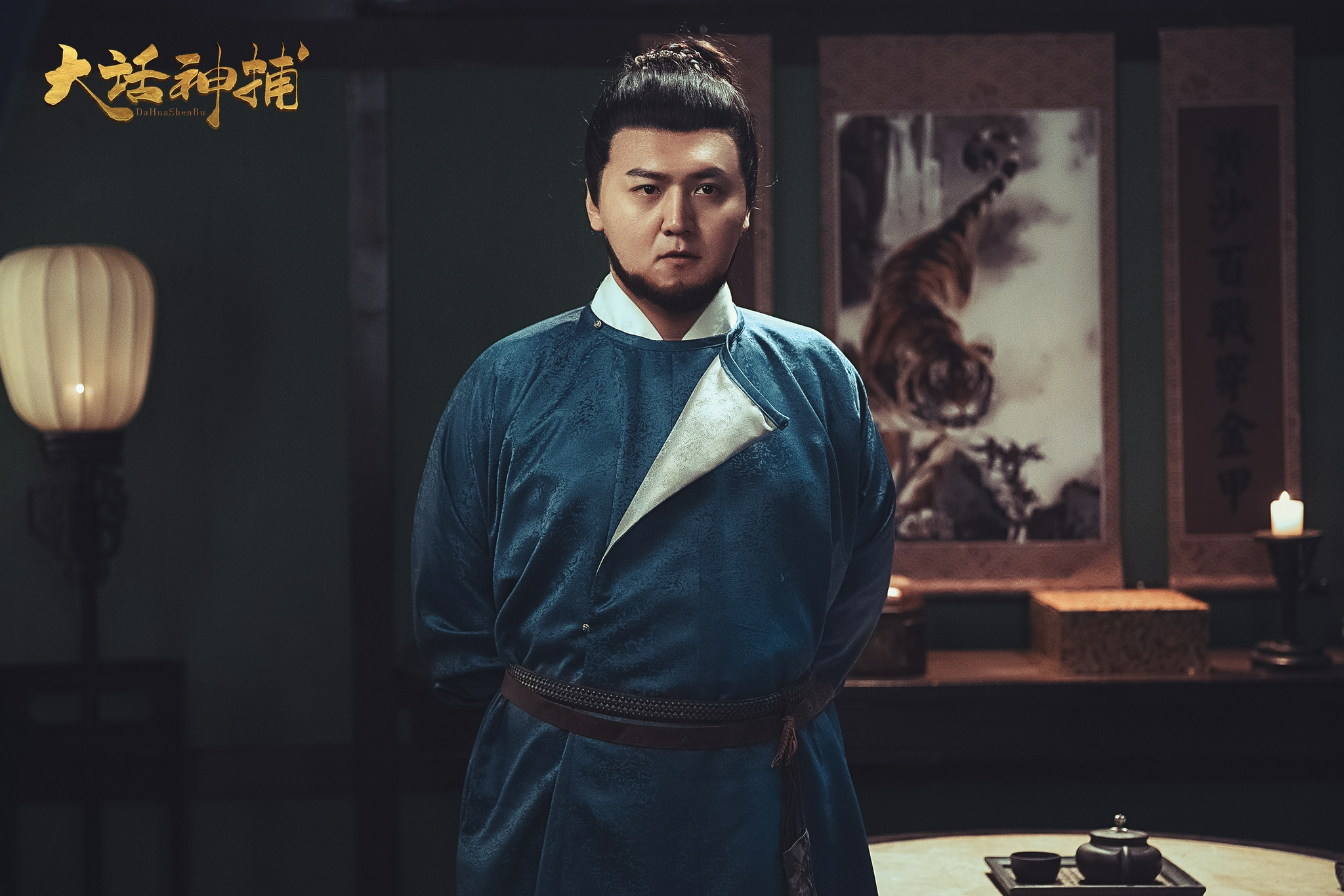 《大话神捕》卜钰剧照电影中卜钰饰演的夏虫以男扮女装的形象出现,画