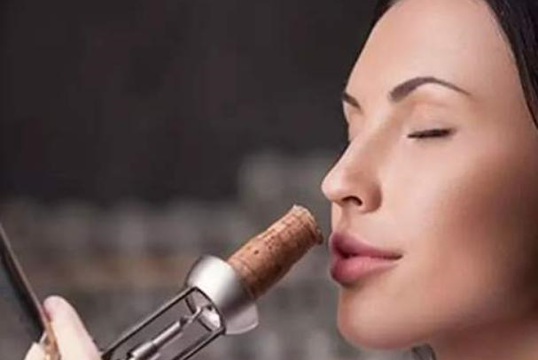 喝红酒的时候,为什么有很多人打开红酒以后,都会闻一下酒塞呢?休闲区蓝鸢梦想 - Www.slyday.coM 喝红酒的时候,为什么有很多人打开红酒以后,都会闻一下酒塞呢?休闲区蓝鸢梦想 - Www.slyday.coM