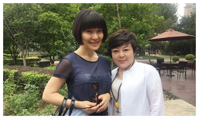 因一首歌爆红嫁豪门却遭背叛离婚后瘫痪在床如今站起复出