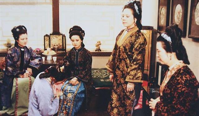 但因为贾府还有旁支,比如贾芸贾菌等等,这些人家应该还有人在,所以说