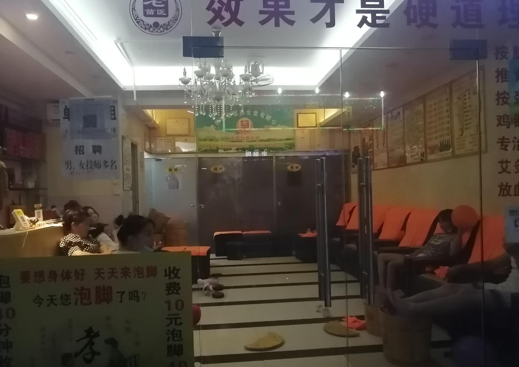 深圳罗湖口岸,是深圳最早对香港开放的口岸,大部分香港人经罗湖口岸踏