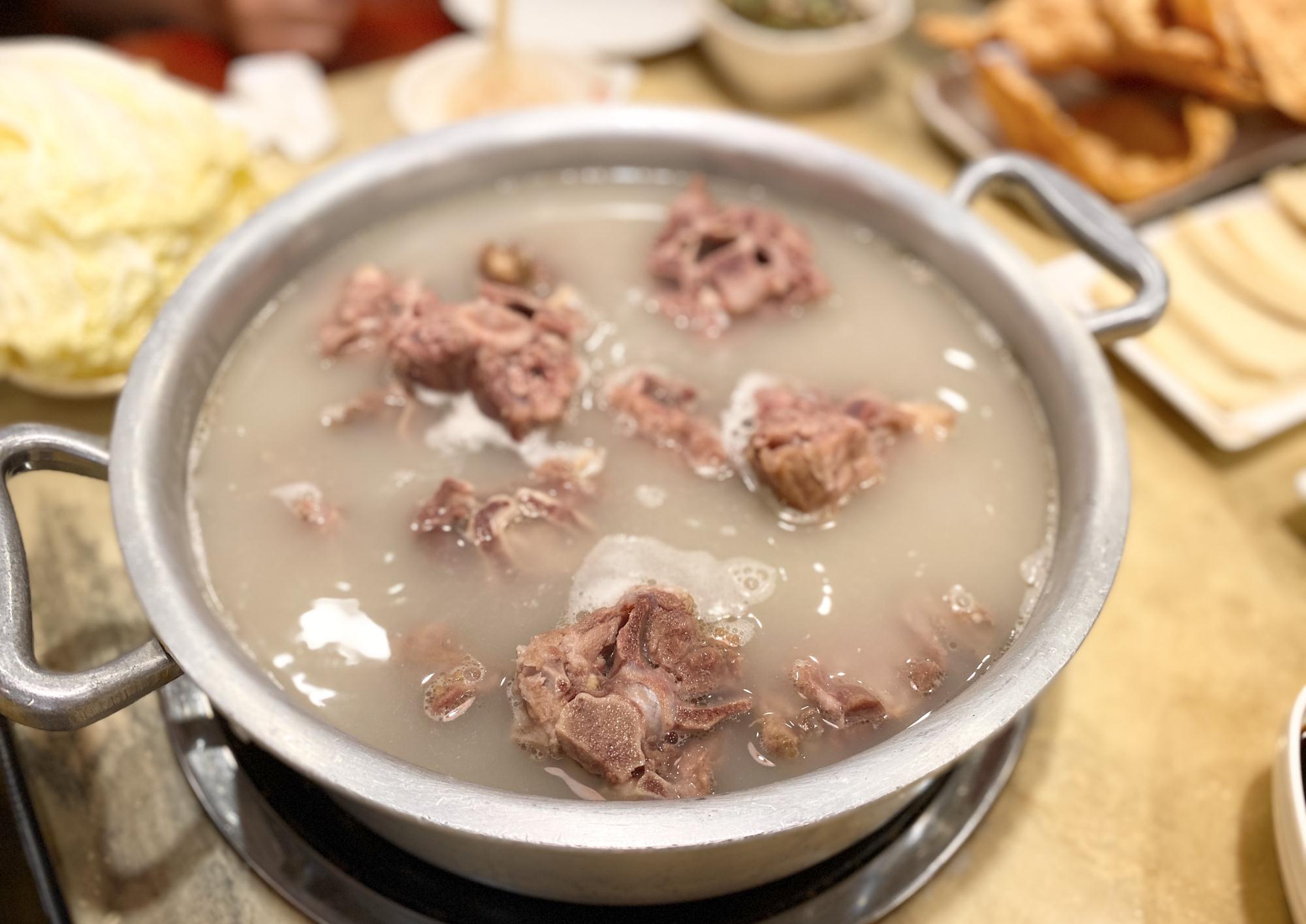 鲜美脱骨的白汤羊蝎子,比红汤还好吃,3人花400多却喊超过瘾