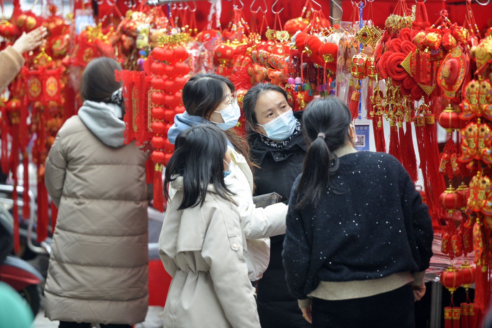 都要策划申办年货节,为周边居民群众在购买年货同时,提供春联,中国结