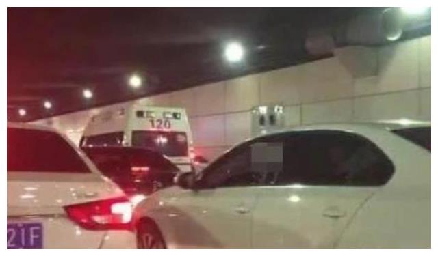 高速隧道礼让救护车，被罚款1800元，车主当场就怒了