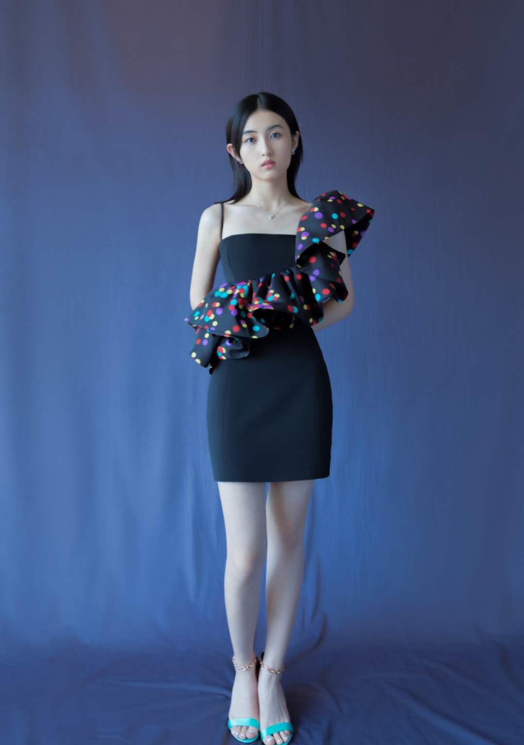 但是张子枫选择了带有花边修饰的款式,从一边肩膀处斜下