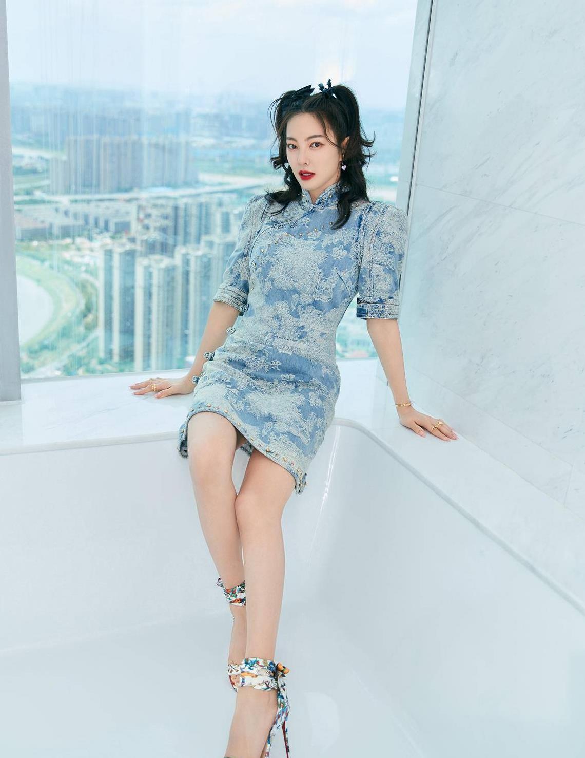 张雨绮穿旗袍比美杨幂,牛仔风格大气独特,双马尾发型清新又减龄