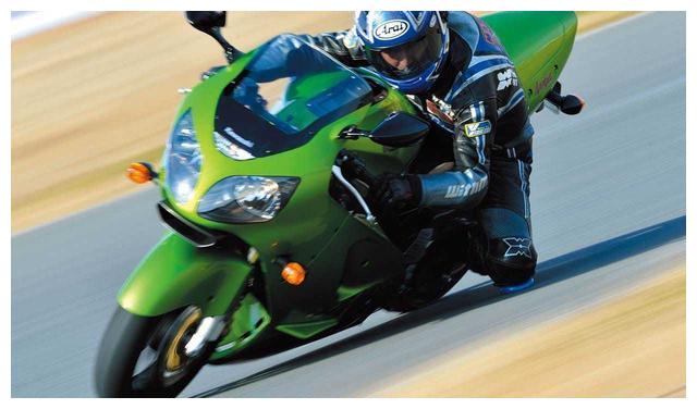 开拓全新摩托车世代的川崎zx12r首款单体背脊式车架