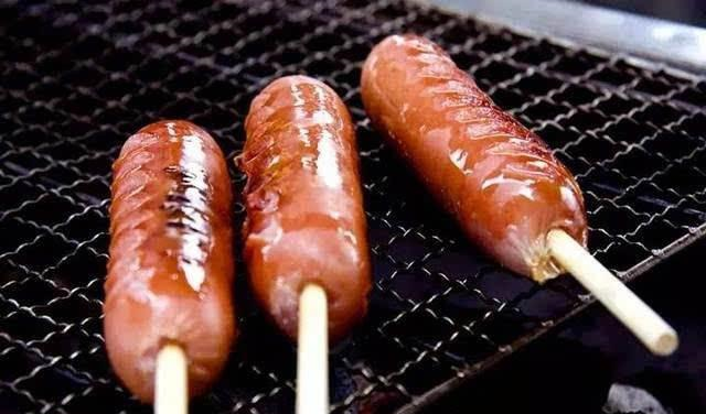 1根2元的烤肠里面是什么肉？家长别给孩子买来吃，现在知道还不晚休闲区蓝鸢梦想 - Www.slyday.coM
