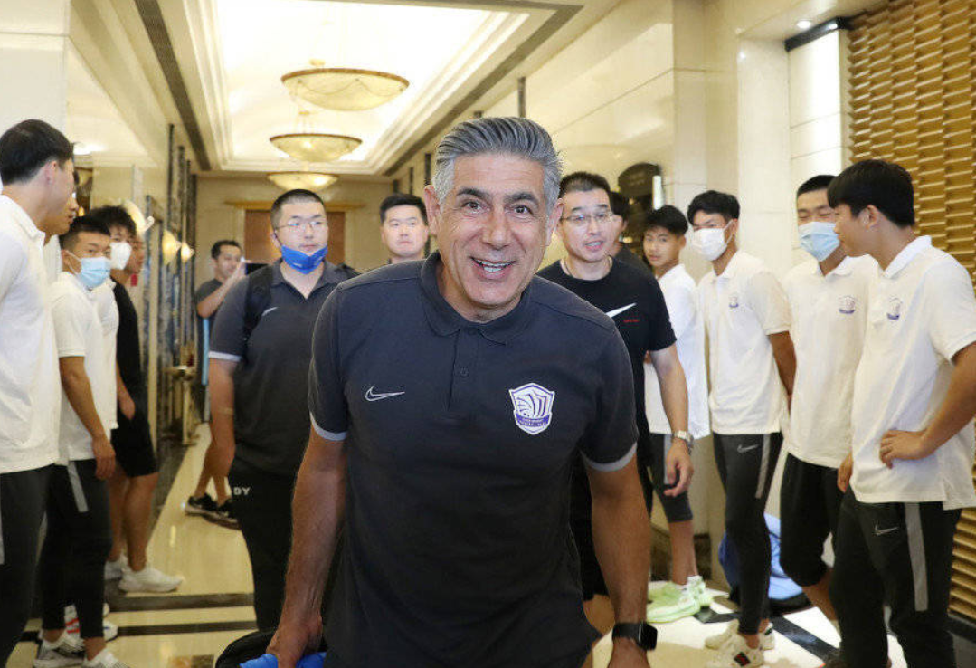 石家庄永昌足球俱乐部全体球员与教练员前往苏州赛区_高清图集_新浪网