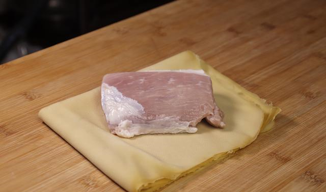 1张豆腐皮半斤肉一卷一蒸简单又美味吃一口就上瘾真香