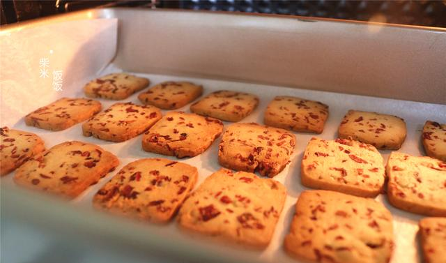 在家做蔓越莓饼干,有这5种食材就够了,学会再也不想买着吃了休闲区蓝鸢梦想 - Www.slyday.coM 在家做蔓越莓饼干,有这5种食材就够了,学会再也不想买着吃了休闲区蓝鸢梦想 - Www.slyday.coM