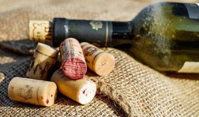 喝红酒的时候,为什么有很多人打开红酒以后,都会闻一下酒塞呢?休闲区蓝鸢梦想 - Www.slyday.coM 喝红酒的时候,为什么有很多人打开红酒以后,都会闻一下酒塞呢?休闲区蓝鸢梦想 - Www.slyday.coM