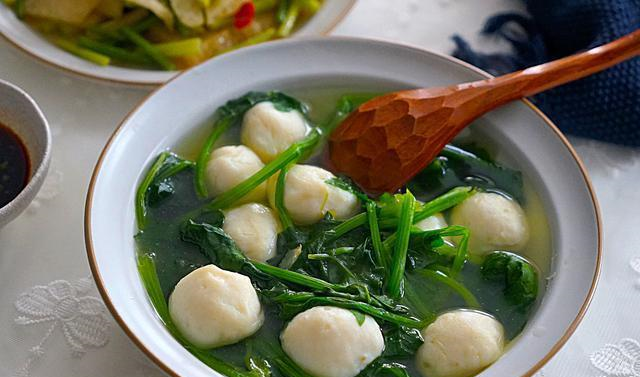 除了三道菜,还煮了一道菠菜鱼丸汤.