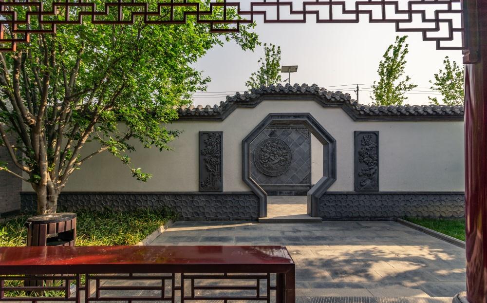 中式庭院也是非常的有设计感,砖雕的衬托显得更美