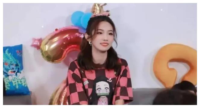 EDG夺冠,翻译小姐姐也火了!中英韩三语无缝切换,圈粉大批网友休闲区蓝鸢梦想 - Www.slyday.coM EDG夺冠,翻译小姐姐也火了!中英韩三语无缝切换,圈粉大批网友休闲区蓝鸢梦想 - Www.slyday.coM